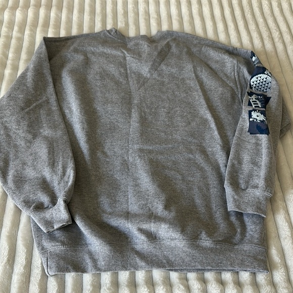 Walt Disney World Gray Crewneck NWT - Picture 6 of 8